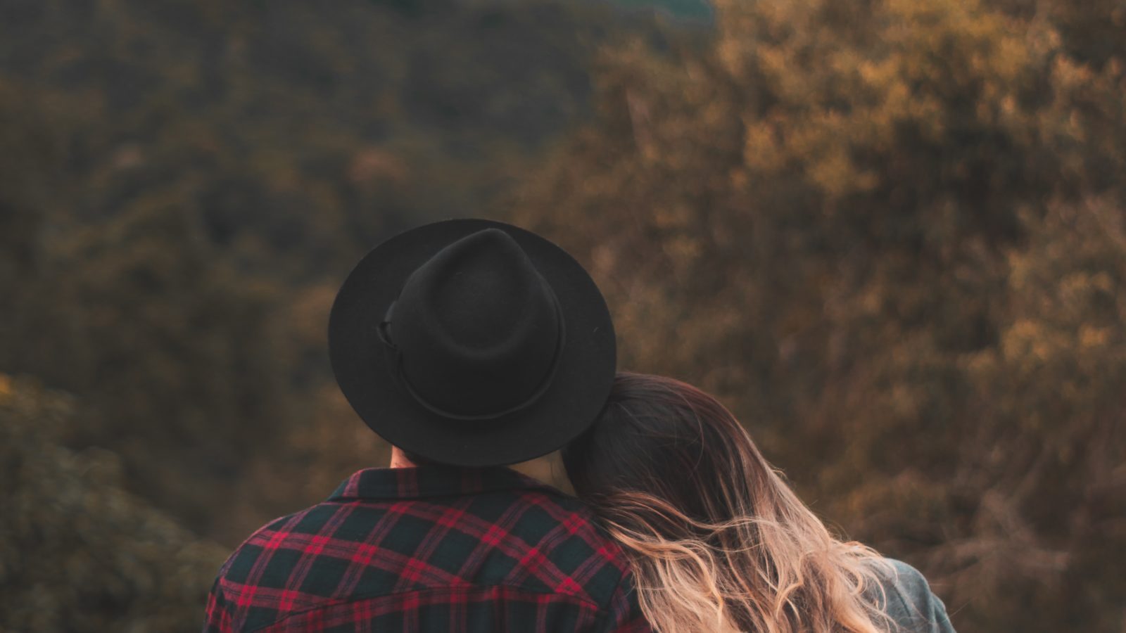 par der holder om hinanden